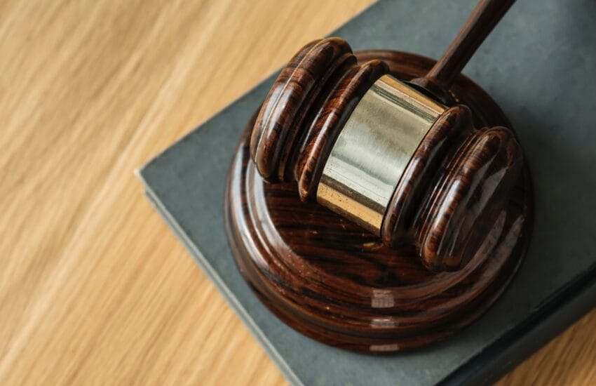 Pexels-brown-wooden-gavel-close-up-photography-1415558